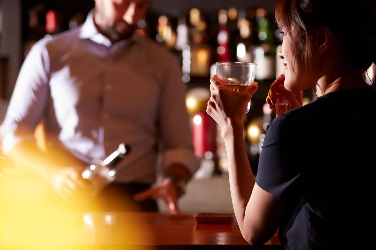 安城市でバーなら、歌い放題・飲み放題の深夜営業《BAR Desir》へ。記念日などの大切な時間にも