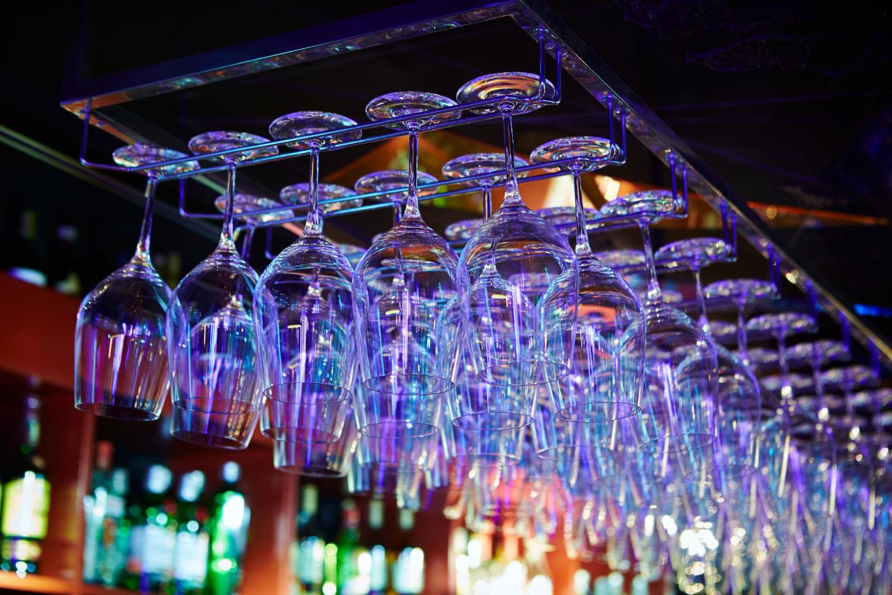 安城市でバーなら、歌い放題・飲み放題の深夜営業《BAR Desir》へ。記念日などの大切な時間にも